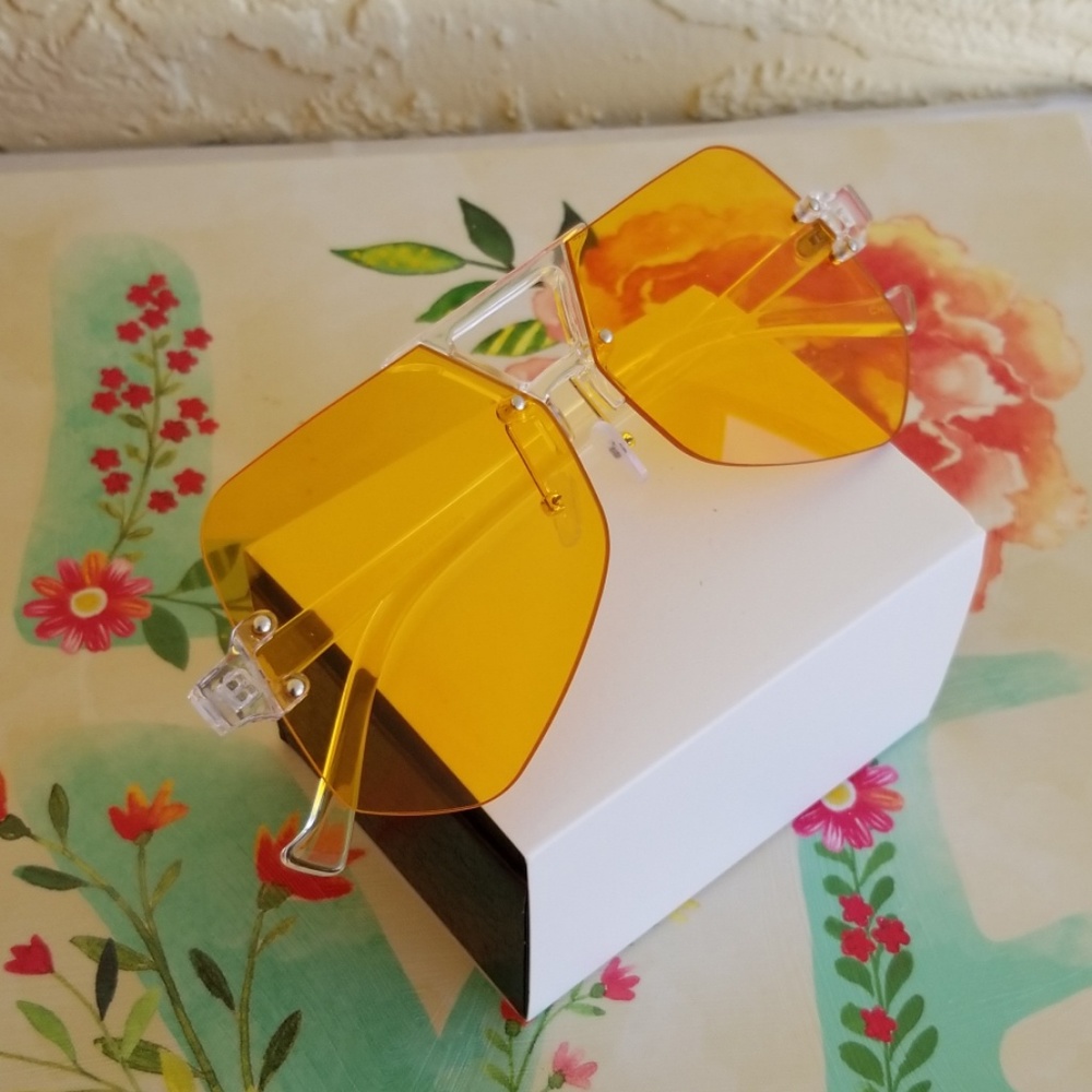 2019 OVERSIZED CLEAR  UNISEX DESIGN SUNGLASSES. - Picture 4 of 4